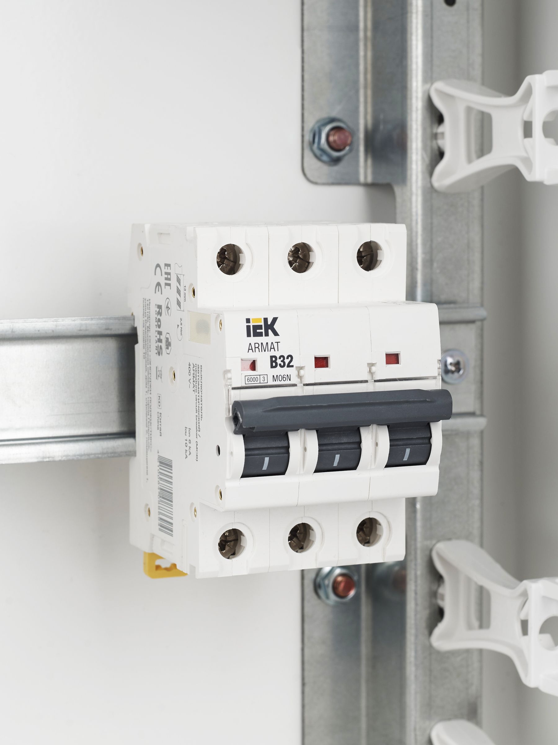             ARMAT Автоматтық ажыратқыш M06N 3P B 32А IEK    