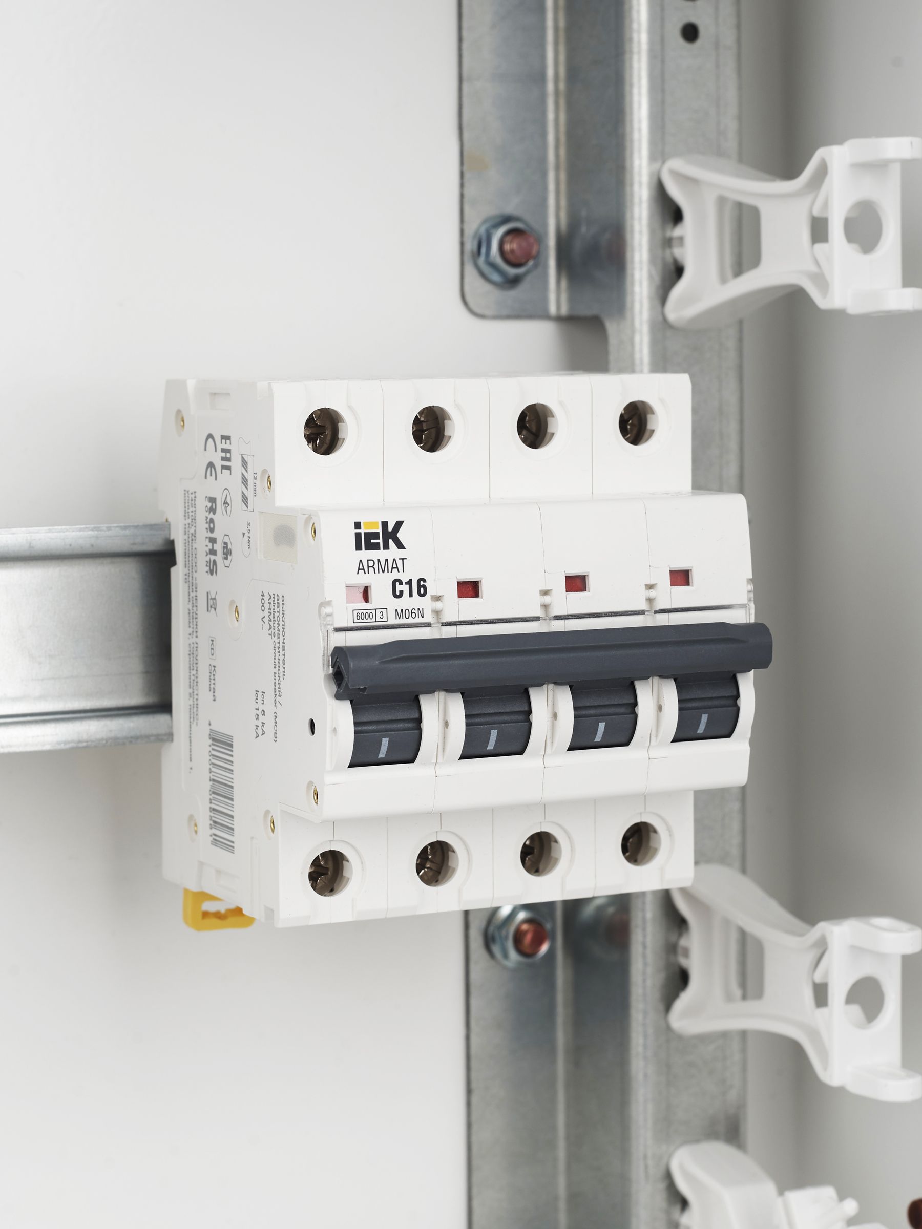             ARMAT Автоматтық ажыратқыш M06N 4P C 16А IEK    