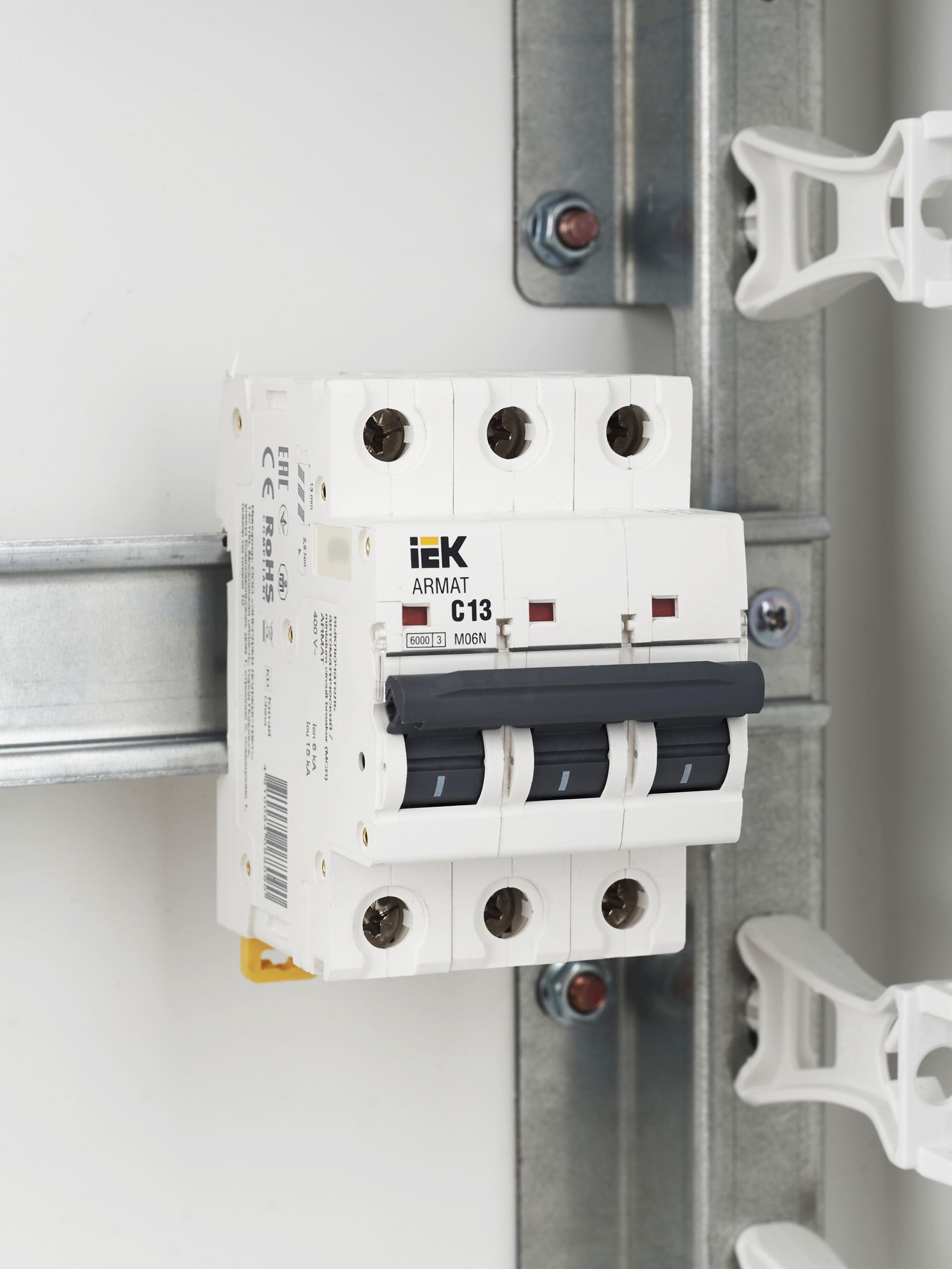             ARMAT Автоматтық ажыратқыш M06N 3P C 13А IEK    