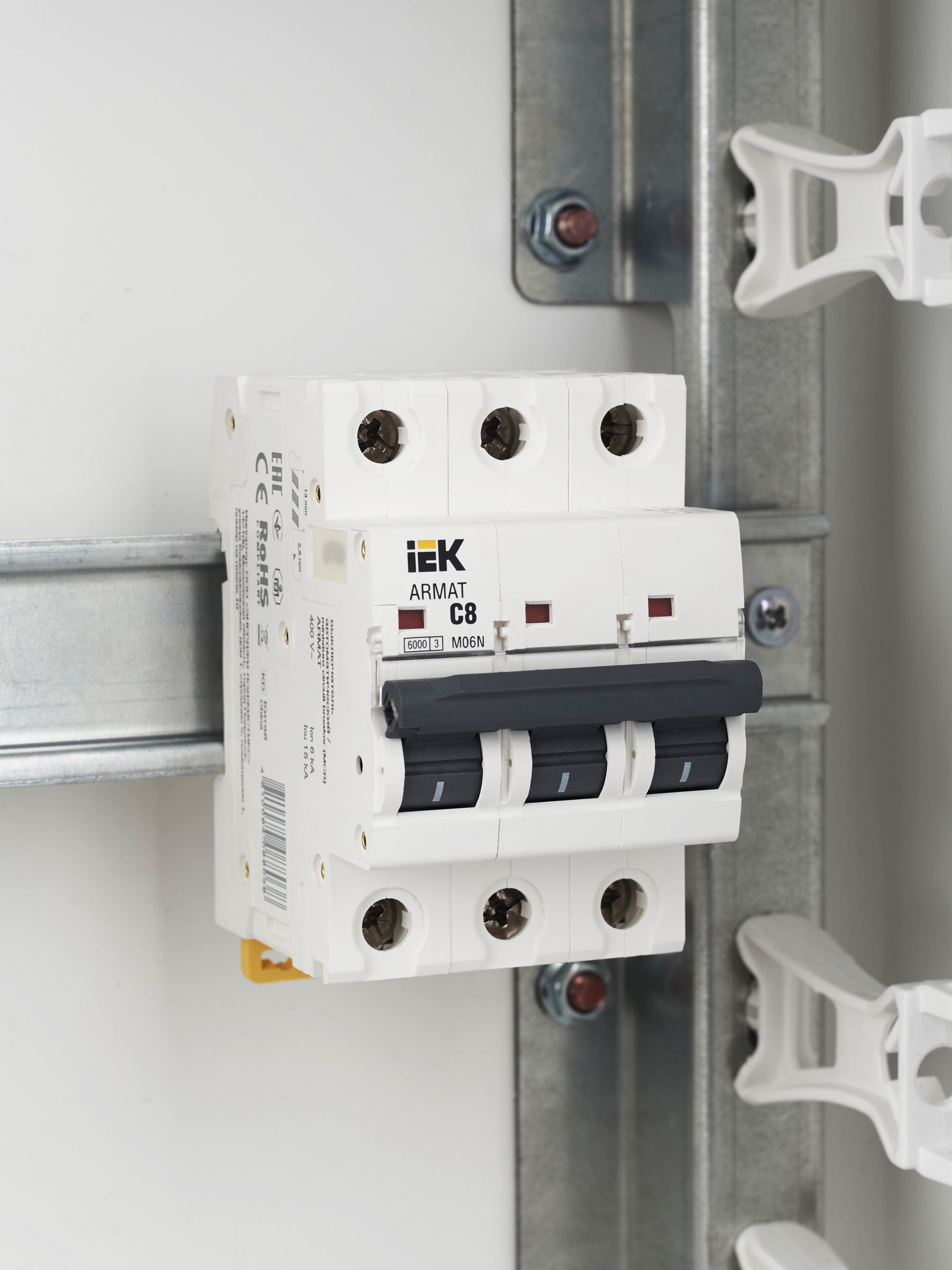             ARMAT Автоматтық ажыратқыш M06N 3P C 8А IEK    