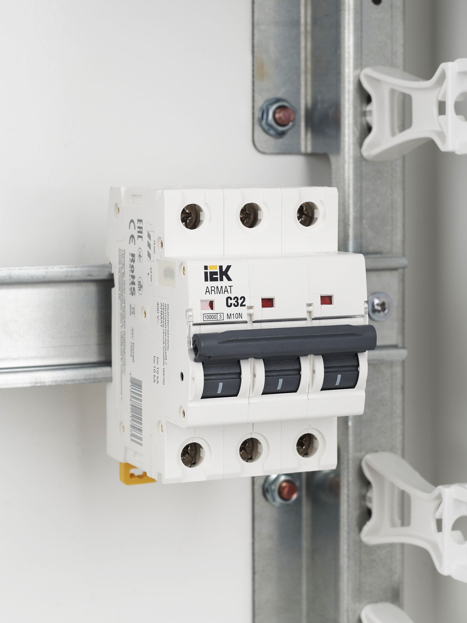             ARMAT Автоматтық ажыратқыш M10N 3P C 32А IEK    