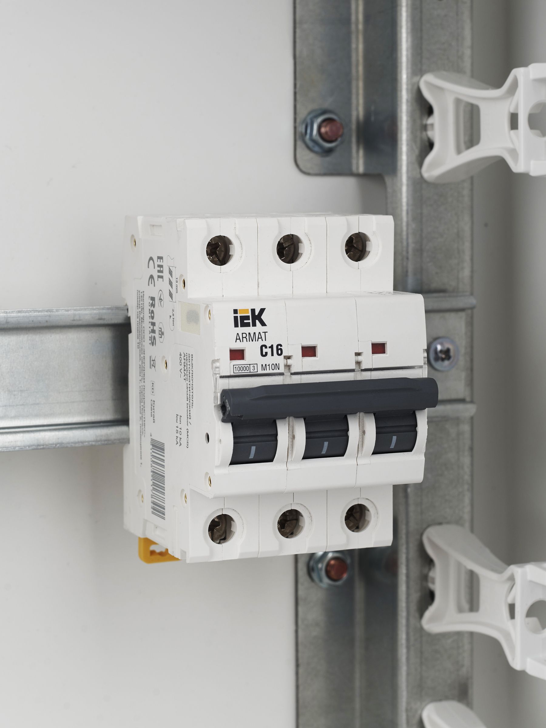             ARMAT Автоматтық ажыратқыш M10N 3P C 16А IEK    