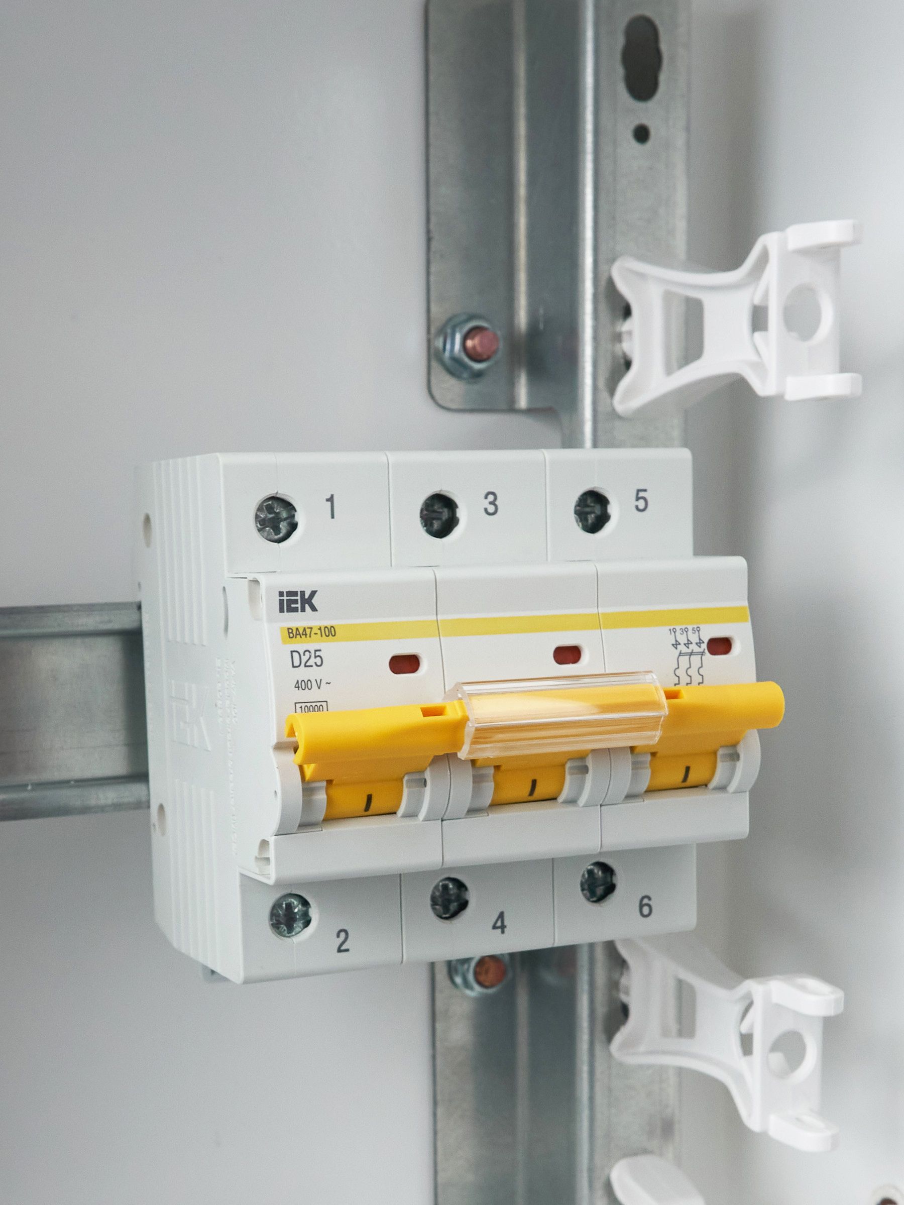             Автоматтық ажыратқыш 3P ВА 47-100 25А 10кА D сипаттама ИЭК    