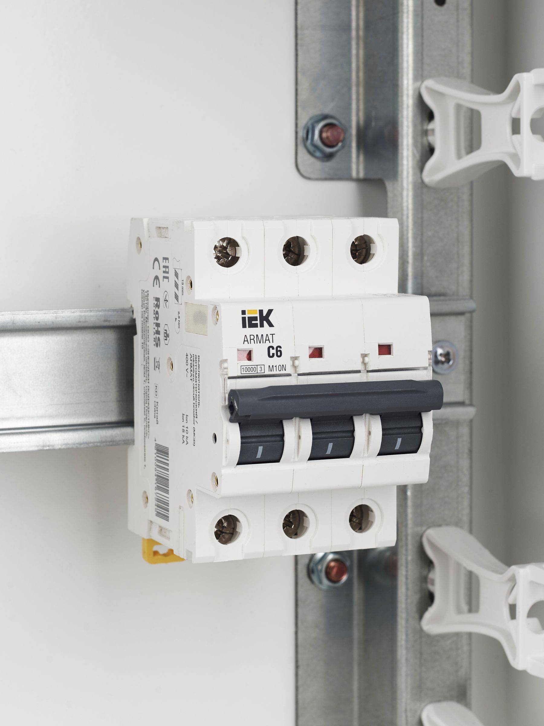             ARMAT Автоматтық ажыратқыш M10N 3P C 6А IEK    