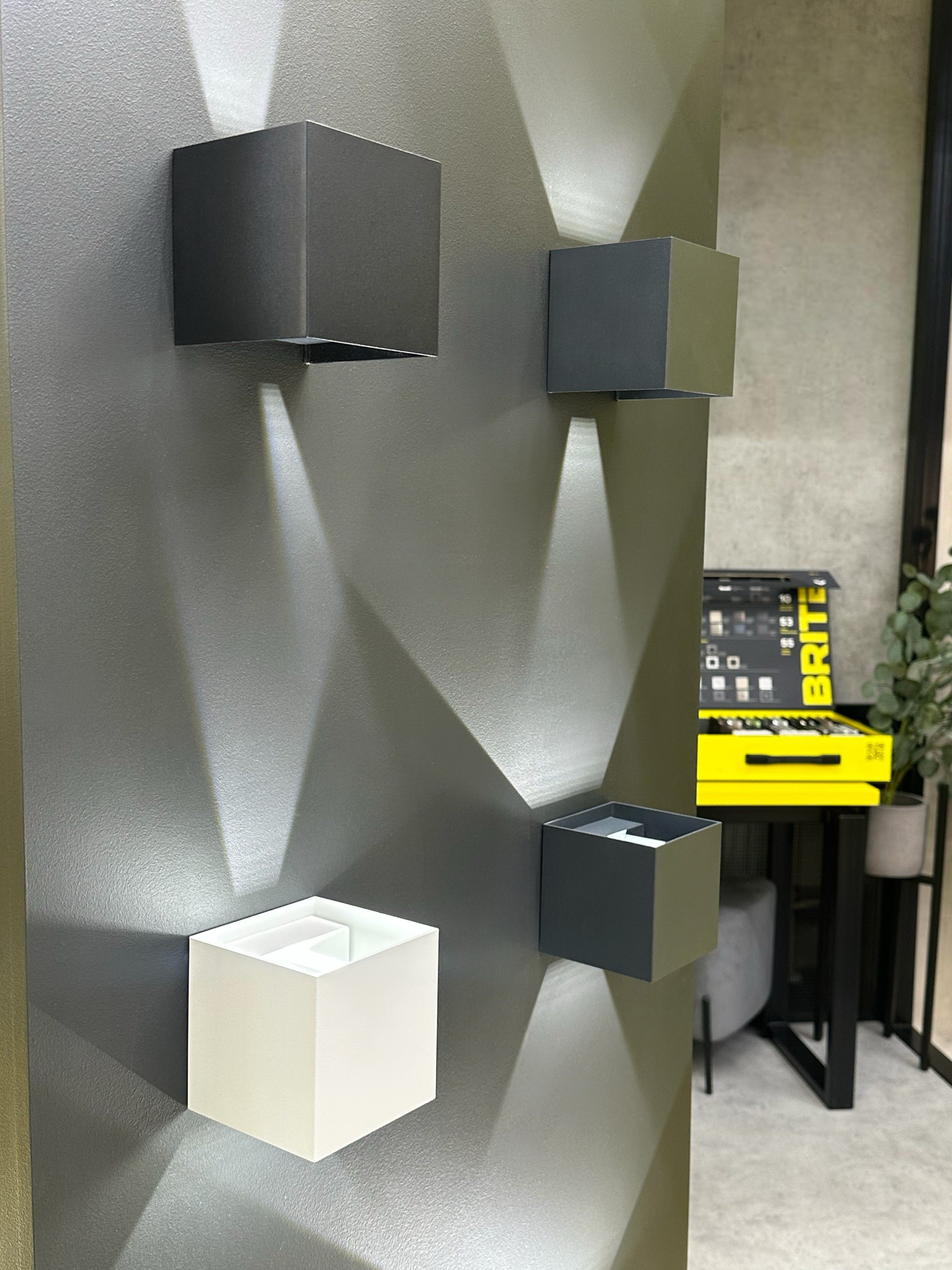             Шамшырақ, жарықдиодты, далаға орнатуға арналған 5111 қабырғалы 6Вт 4000К IP65 қара IEK    