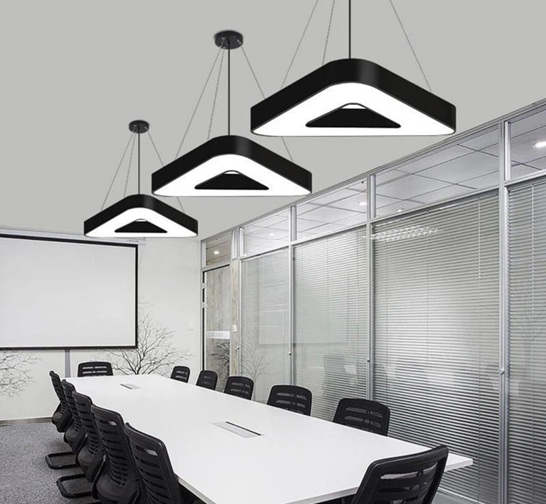             Шамшырақ, аспалы, XO сериялы, 3-бұрыш, қуыс 36W 6500K опал, қара 500х100Х70мм LEDAR    